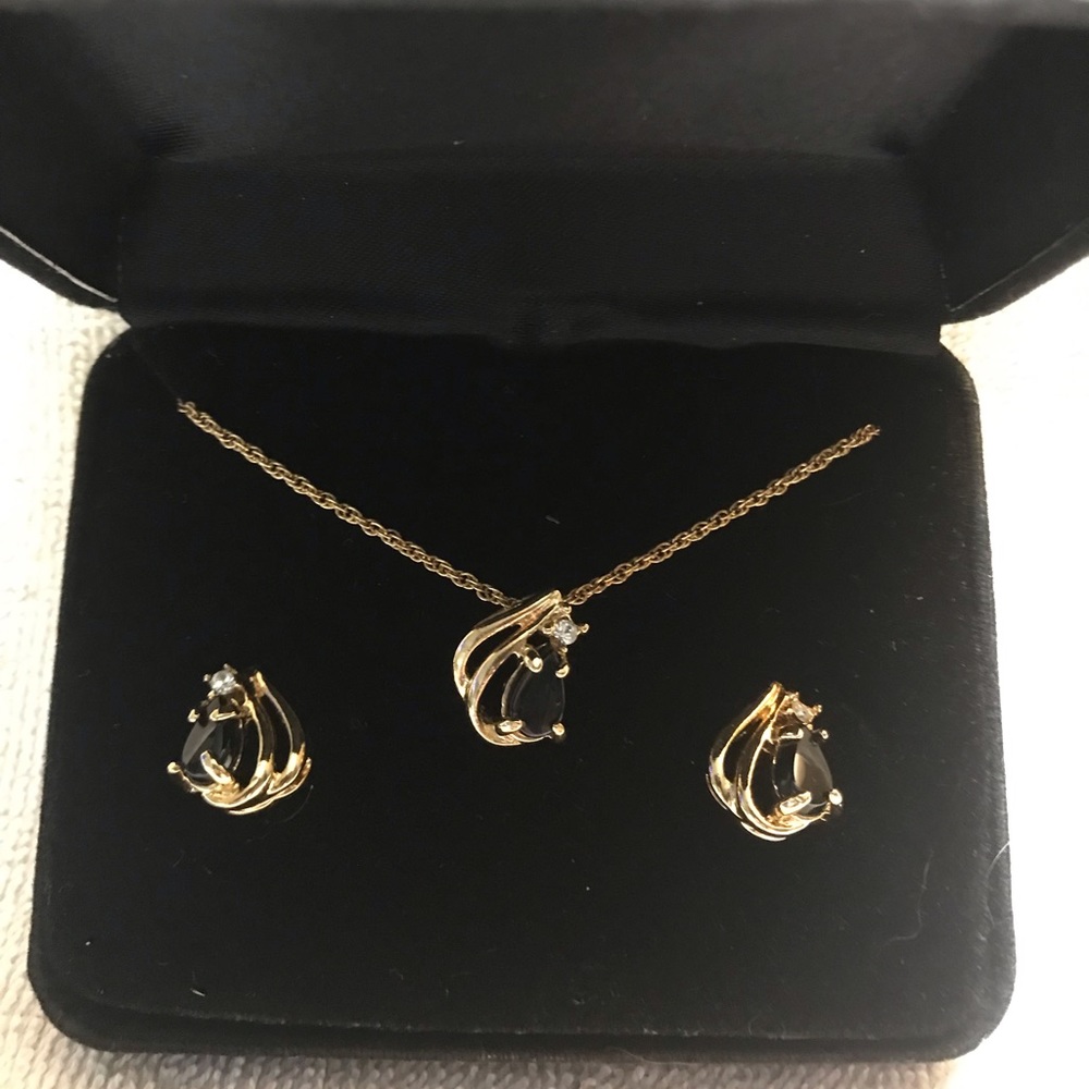 Gold tone black onyx and diamond chip 18” necklace and earrings